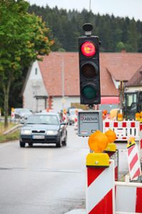 Seit Montagmorgen ist die Donaueschinger Straße in Wolterdingen halbseitig gesperrt, eine Ampel regelt den Verkehr.   Foto: Simon Foto: Schwarzwälder Bote