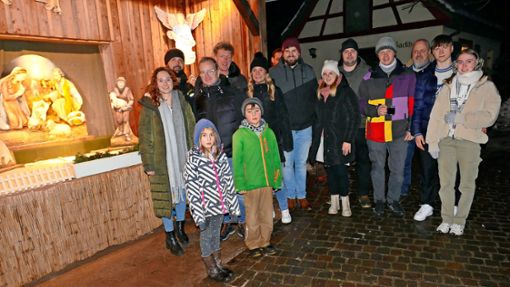 Gäste versammeln sich in Mühlhausen vor der Adventskrippe,  die auf dem Göpelhausplatz ab sofort täglich zwischen 17 und 22 Uhr beleuchtet ist. ﻿ Foto: Rainer Bombardi