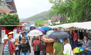 Der Regenschirm war beim Pfingstmontagsmarkt ein wichtiges Utensil. Foto: Schwarzwälder Bote
