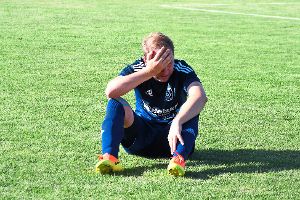 Der  Königsfelder Abwehrspieler Stephan Groß ist nach dem Schlusspfiff untröstlich.   Foto: Morat