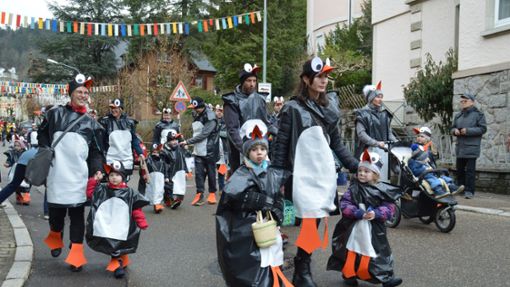 Die Kinder und Familien vom katholischen Sankt-Anna-Kindergarten treten als Pinguine beim Katzenmusikumzug auf. Foto:  