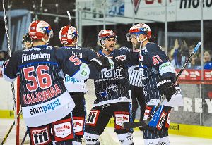 Bejubelte gleich zwei Tore für die Wild Wings: Mirko Höfflin (Zweiter von rechts).   Foto: Sigwart