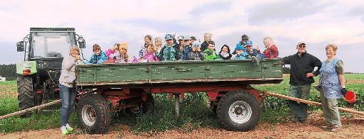 Die Kinder des Kinderhauses­ Im Himmelreich unternahmen einen Ausflug auf den Kartoffelacker.  Fotos: Kinderhaus Foto: Schwarzwälder-Bote