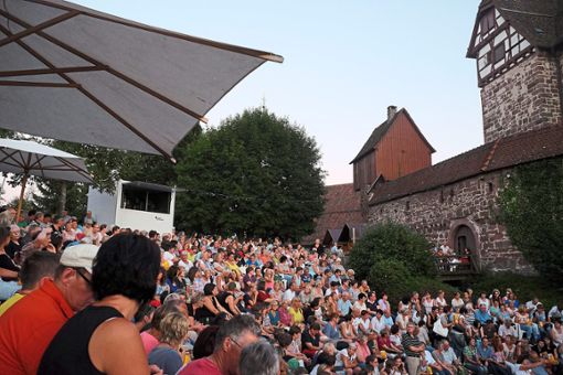 Das historische Gemäuer des Alten Schlosses sorgt beim Open-Air-Kino für ein zauberhaftes Ambiente.  Foto: Stadt Altensteig