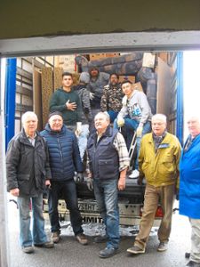 Die Helfer des Freundeskreises Oradea beladen hier, unterstützt von Asylbewerbern, in Schwerstarbeit einen Sattelschlepper der Firma Hettich aus  Villingen  für den Weihnachtshilfstransport nach Rumänien.  Foto: Rösch Foto: Schwarzwälder Bote