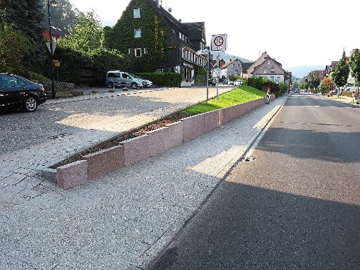 Die Stützmauer an der Einmüdung der Alten Straße in die Hindenburgstraße in Höfen ist wieder  aufgebaut.  Foto: Ziegelbauer Foto: Schwarzwälder-Bote