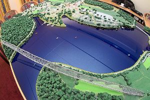 Das Modell der Hängebrücke über den Diemelsee.   Foto: Pförtner