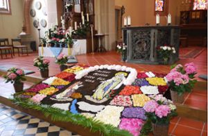 Fronleichnam haben die katholischen Kirchengemeinden in Albstadt mit prächtigen Blumenteppichen gefeiert. Foto: Karina Eyrich