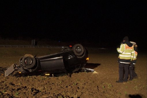Weil er zu schnell gefahren ist, hat ein 19-jähriger Fahrer am Freitagabend einen schweren Unfall bei Rutesheim verursacht. Foto: www.7aktuell.de | Oskar Eyb