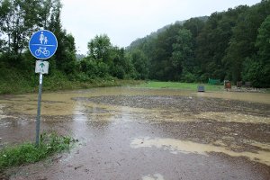 Auch der Neckartal-Radweg in Talhausen bei Epfendorf stand unter Wasser. Foto: Danner