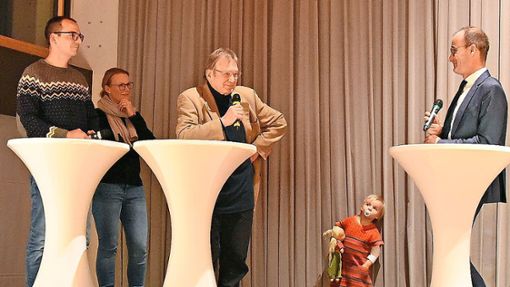 Bürgermeister Jörg Frey (rechts) interviewt das Ärzte-Ehepaar Raphael und Bettina Siepe, das mit  seinem Kind  bei der Einwohnerversammlung dabei ist,   sowie den derzeit einzigen Hausarzt Schonachs, Wolfgang Mezger (Mitte). Foto: Stephan Hübner