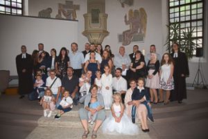 Am Ende des Taufgottesdienstes stellten sich alle Familien mit Täuflingen und Taufpaten zum Erinnerungsfoto auf. Foto: Helbig Foto: Schwarzwälder Bote