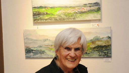 Die Künstlerin Anne Roth vor  ihren Gemälden von Sulgen. Foto: Ziechaus