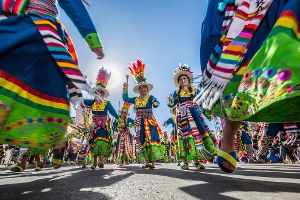 Lebensspuren in leuchtenden Farben: Umzug der Indigenas in Bolivien. Foto: Jules Tusseau Foto: Schwarzwälder-Bote