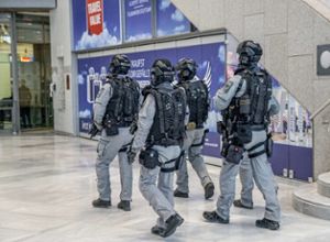 Polizisten gehen im Flughafen durch ein Terminal. Nach Hinweisen auf Ausspähversuche sind die Sicherheitsmaßnahmen verstärkt worden. Foto: Sven Kohls/SDMG/dpa