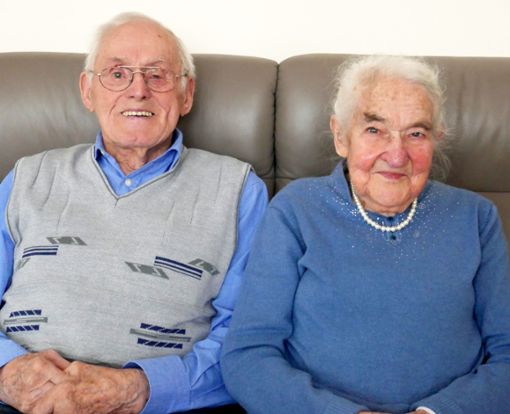 Seit 70 Jahren glücklich verheiratet: Johann und Josefine Löffler gehören zu den ältesten Frohnstettern. Foto: Neusch Foto: Schwarzwälder Bote