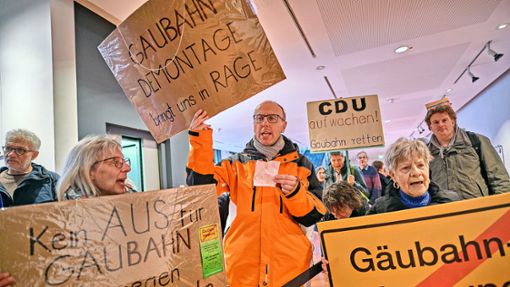Vor dem Sitzungssaal des Stuttgarter Rathauses gibt es lautstarken Protest der Bürgerbewegung gegen die Gäubahn-Kappung. Foto: Juergen Lueck