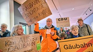 Vor dem Sitzungssaal des Stuttgarter Rathauses gibt es lautstarken Protest der Bürgerbewegung gegen die Gäubahn-Kappung. Foto: Juergen Lueck