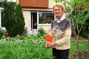 Irmgard Rösch – hier im Garten ihres Reihenhauses im Wohngebiet Haslach – wird am Sonntag 85 Jahre alt.   Foto: Heinig Foto: Schwarzwälder Bote