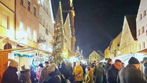 Immer wieder schön: Die beleuchteten Altstadthäuser auf dem Hechinger Marktplatz boten eine tolle Kulisse für den „Fürstlichen Weihnachtsmarkt“. Foto: Breisinger/Dennis Breisinger