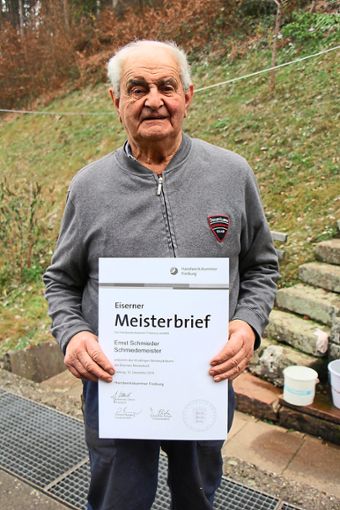 Ernst Schmieder hat vor 60 Jahren die Meisterprüfung im Schmiedehandwerk abgelegt.  Foto: Weis Foto: Schwarzwälder Bote