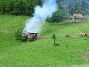 Eine Hütte in Mühlenbach ist komplett abgebrannt. Foto: Knupfer Foto: Schwarzwälder Bote