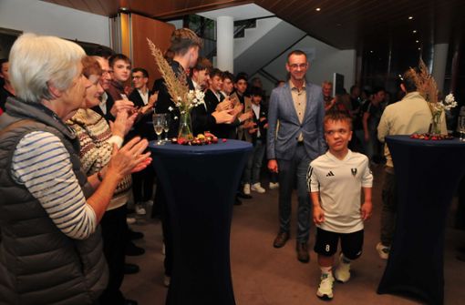 Oliver Becker zieht mit Jürgen Leichtle unter dem Beifall seiner Gäste im Rathaus ein. Foto:  