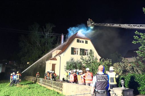 Der Brand in einem Dachstuhl forderte am späten  Donnerstagabend die Feuerwehrleute in der Balinger Filserstraße. Foto: Maier