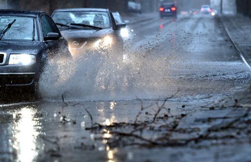 Starkregen hat im Land stellenweise für Verkehrsbehinderungen gesorgt. (Symbolfoto) Foto: dpa