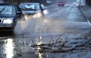 Starkregen hat im Land stellenweise für Verkehrsbehinderungen gesorgt. (Symbolfoto) Foto: dpa