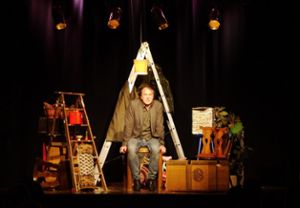 Das Set für Stefan Waghubingers Auftritt stellt einen alten Dachboden dar.  Foto: Bösinger Foto: Schwarzwälder Bote