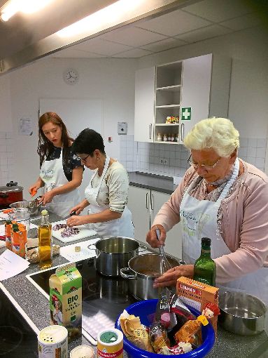 Jede  der Kochkurs-Teilnehmerinnen hilft mit.  Foto: Privat Foto: Schwarzwälder-Bote