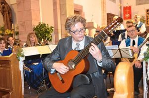 Dirigent Christian Nitschke lässt seine Sologitarre singen und entlockt ihr wohlklingende Akkorde.  Foto: Anton Foto: Schwarzwälder Bote