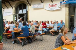 Unter dem Motto Zusammen helfen – Zusammen feiern treffen sich die Gäste im Baisinger Schlosshof. Foto: Schwarzwälder Bote