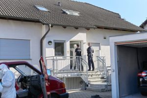Der Tatort am Mittwochmorgen: Die Ermittler suchen nach Spuren in und um das Haus von Michael Riecher.  Foto: Lück