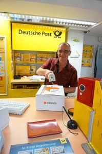 Mit Rat und Tat steht Frank Böhler in der Löffinger Postagentur den Kunden zur Verfügung.  Foto: Bächle Foto: Schwarzwälder Bote