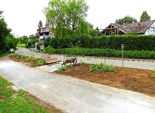 Die Neugestaltung des Bereichs vor dem Beurener Friedhof ist fertiggestellt.  Foto: Kunze Foto: Schwarzwälder-Bote