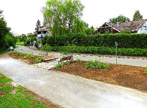 Die Neugestaltung des Bereichs vor dem Beurener Friedhof ist fertiggestellt.  Foto: Kunze Foto: Schwarzwälder-Bote