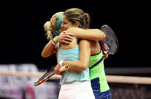 Die Doppel-Partnerinnen Julia Görges (rechts) und Sabine Lisicki freuen sich über ihren Sieg in Stuttgart. Foto: Pressefoto Baumann
