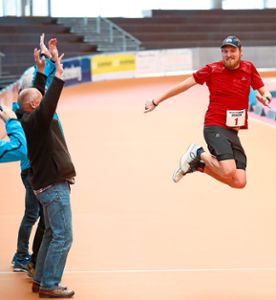 Mit einem Luftsprung feierte im Zieleinlauf Lars Schweizer vom Lauftreff Pfohren seinen hervorragenden zweiten Platz im Marathon.  Fotos: Roger Müller Foto: Schwarzwälder Bote