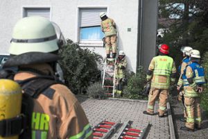 In der Saarlandstraße verschafft sich die Feuerwehr über ein gekipptes Fenster Zugang zu der Wohnung, in der der Rauchwarnmelder ausgelöst hatte.  Foto: Eich Foto: Schwarzwälder Bote