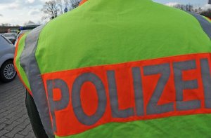 Ein betrunkener 77-Jähriger widersetzt sich in Schorndorf im Rems-Murr-Kreis einer Polizeikontrolle und beißt einem der Beamten in die Hand. Foto: dpa / Symbolbild