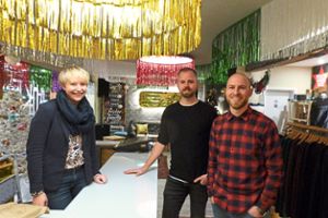 Anna Bierig (von links), Dominic Hammer und Christoph Leins haben den Pop-up-Store umfangreich geschmückt. Foto: Jänsch Foto: Schwarzwälder Bote