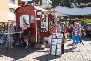 Nicht nur Hungrige Gäste zieht der Schäferwagen auf dem Marktplatz in St. Georgen  an. Fotos: Hübner Foto: Schwarzwälder Bote