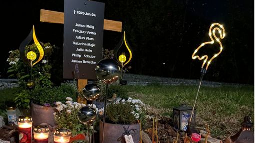 Eine Gedenkstätte in Luttach erinnert am Ort des Unglücks an den Tod von sieben jungen Menschen. Foto: Benecke