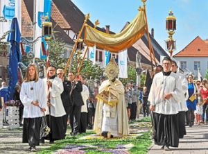 Nur der Priester mit dem Allerheiligsten in der Monstranz darf über die Hüfinger Blütenpracht schreiten. Foto: Sigwart