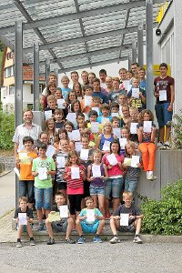 Rektor Waldfried Sandmann mit den Schülern, die einen Preis oder ein Lob erhalten.  Foto: Realschule Foto: Schwarzwälder-Bote