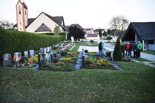 Auf dem Friedhof läuft die Ruhezeit mehrerer Gräber im nächsten Jahr ab – außerdem schleift das Eingangstor. Foto: Lissy Foto: Schwarzwälder-Bote