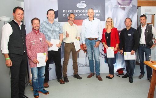 Mit fünf weiteren Teilnehmern qualifizierte sich Philipp Ketterer (Dritter von rechts) für die Deutsche Meisterschaft und die Weltmeisterschaft der Biersommeliers.  Foto: Doemens-Akademie