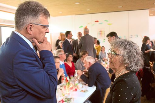 Horst Lipinski vom Landratsamt Tübingen und Maria Wespel, die Gründerin der Kontaktgruppe, im Gespräch bei der Feier zum 40-jährigen Bestehen. Foto: Baum Foto: Schwarzwälder Bote